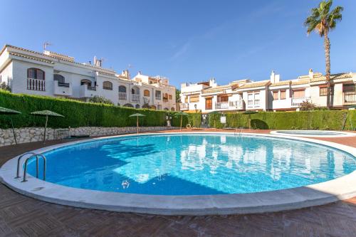 Playa, piscinas y jardines azul