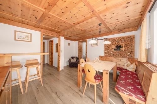 2 bedrooms, 4 beds