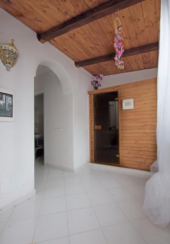 Iris Hotel - image 9