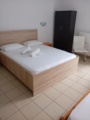 4 twin beds