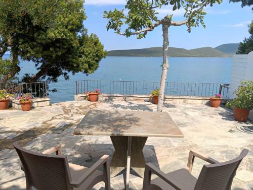 Greg's cottage - beachfront house
