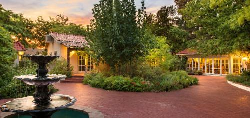 Casa Blanca Inn and Suites