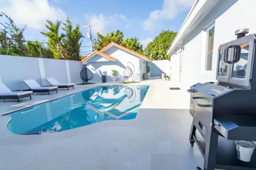 Miami Relax Getaway - 4BR - BBQ - Heated Pool & Fun