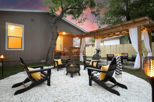 4BR Backyard Oasis Fire Pits Pet Friendly