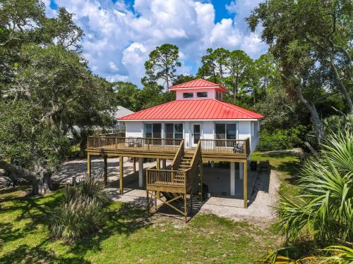 Dog-friendly home with lovely water view roomy deck fast WiFi central AC W&D
