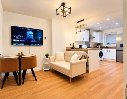 Modern 3 Bedroom Home with private parking 2 cars