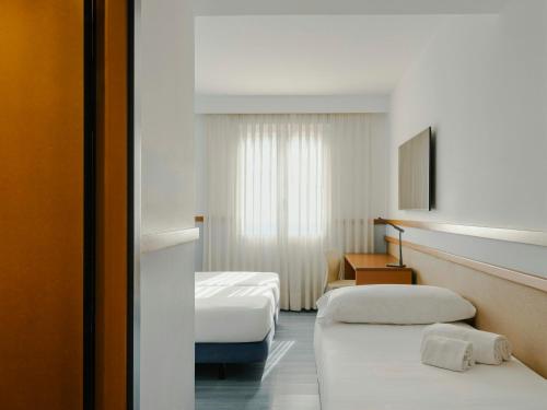 3 twin beds