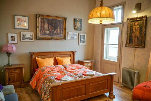 1 queen bed, 1 twin bed