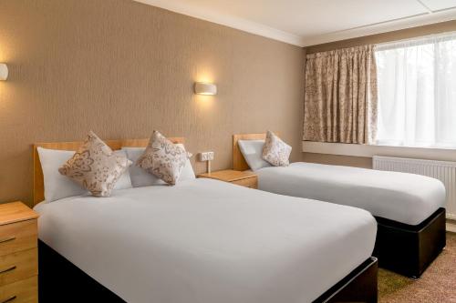 1 double bed, 1 twin bed