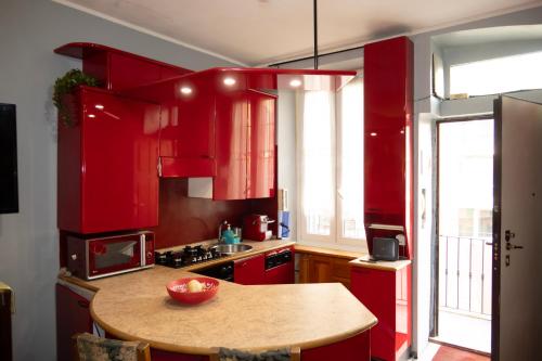 Red&Cozy Apartment with Jacuzzi in Milan Central Station