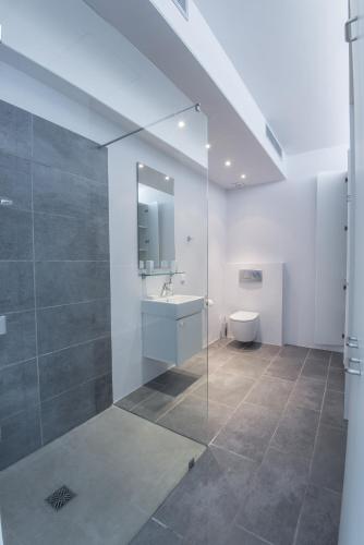 Minimal Sea View Maisonette - image 9