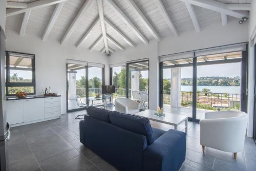 Minimal Sea View Maisonette - image 5
