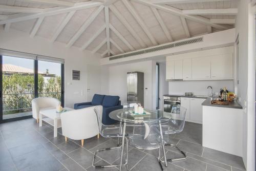Minimal Sea View Maisonette - image 4