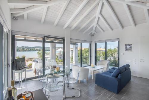 Minimal Sea View Maisonette - image 2