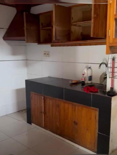 Casa para estadías cortas, cuanta con luz, agua, ducha y parrillero, pero no cuenta con camas ni cocina ni termofón