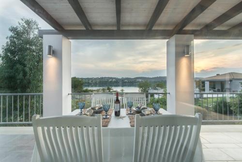 Minimal Sea View Maisonette - image 6