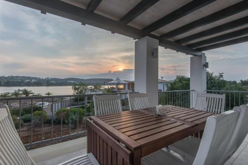Minimal Sea View Maisonette - image 12