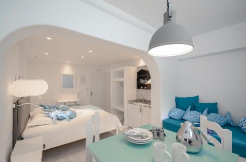Naxos Evilion Luxury Apartments & Suites Set in a prime location of Naxos Island, Gerontakis Studios puts everything the city has to offer just outside your doorstep. The hotel offers a high standard of service and amenities to suit the indi