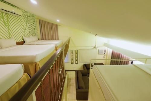 1 king bed, 3 queen beds