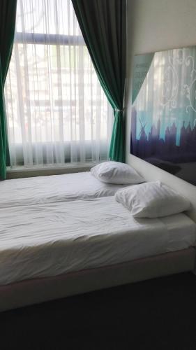 Rembrandt Square Hotel – Amsterdam, NY