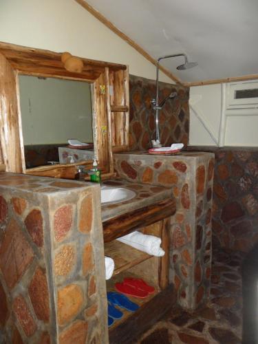 Casa de banho, Lake Bunyonyi Rock Resort in Kabale