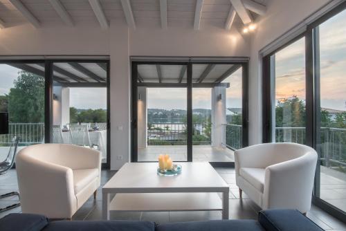 Minimal Sea View Maisonette - image 3