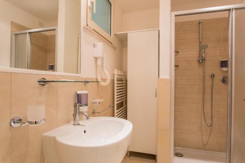 Wally Residence - image 6