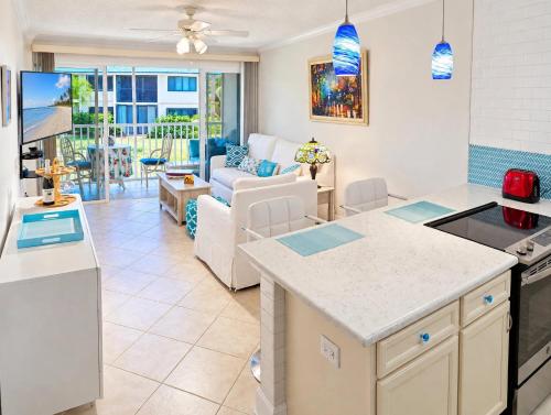 Chic Ocean Getaway - Walk to Beach, Pool & Hot Tub