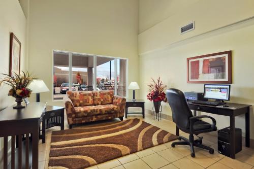 Super 8 by Wyndham Barrie