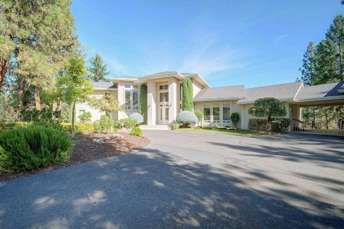 Pool, Hot Tub & Mtn Views! Jacksonville Estate