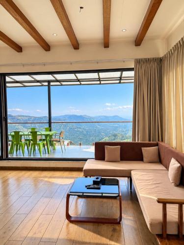 VIDHI VILLA -Besides Valley View 360 with Luxurious Swimming pool & AC