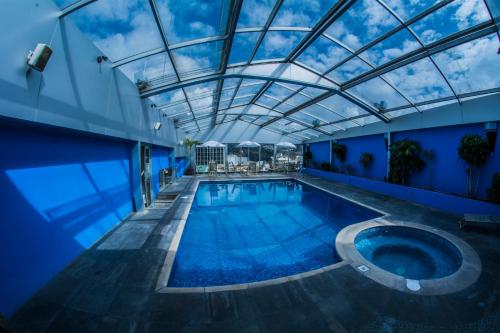 Swimming pool, Hotel Emperador in Ambato