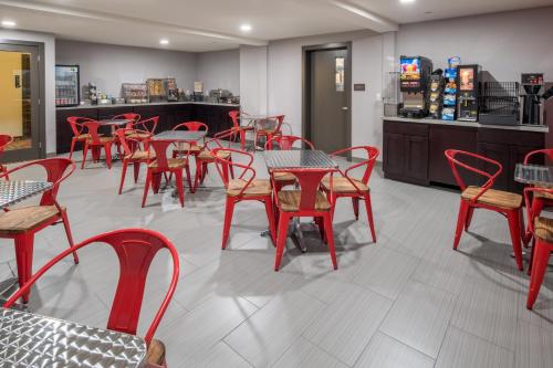 Red Lion Inn and Suites Everett - image 7