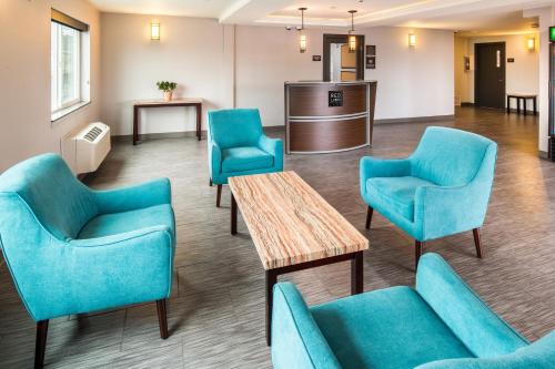 Red Lion Inn and Suites Everett - image 9