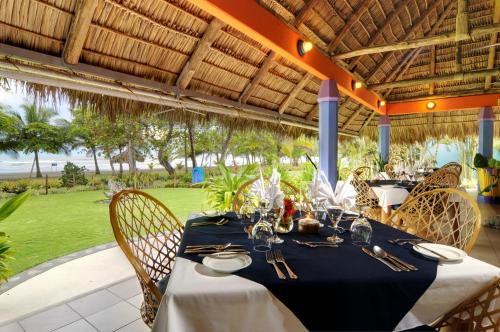 Restaurant, Alma del Pacifico Beach Hotel & Spa in Esterillos Este