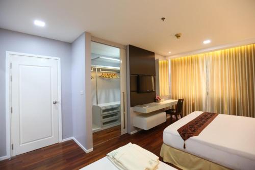 J Town Serviced Apartments & Hotel