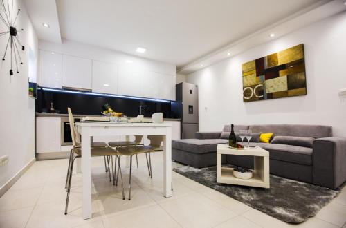  AM Luxury Apartment, Pension in Split