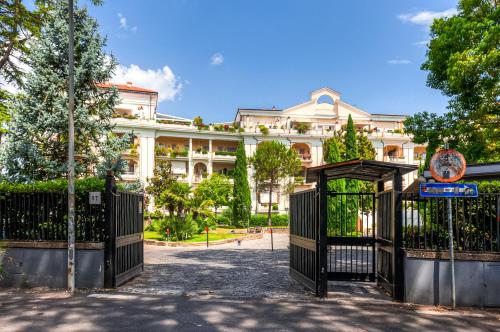 Gemelli near Hospital - Oasi and Pool