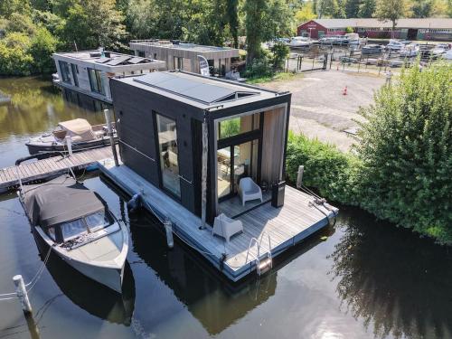 Modern Stay Tiny Houseboat to visit Amsterdam