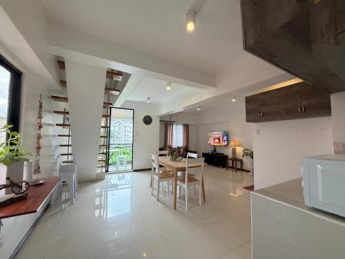 Airport Family Loft Condo by A&C
