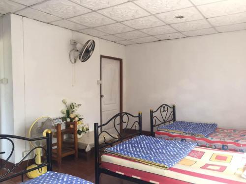 5 twin beds