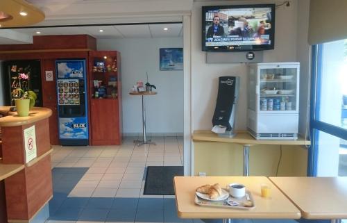 Közös társalgó / TV, ibis budget Orleans Sud in Sud Loire