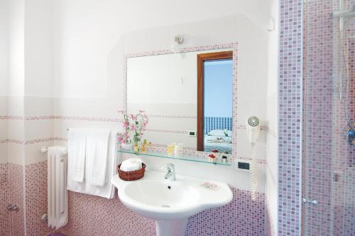 Iris Hotel - image 10