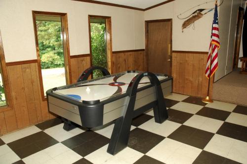 Carolina Landing Camping Resort Two-Bedroom Cabin 1 in Fair Play, USA