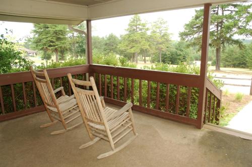 Carolina Landing Camping Resort Cabin 10 - image 6