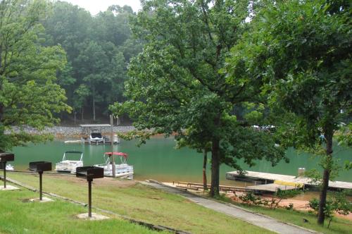 Carolina Landing Camping Resort Luxury Cabin 8 in Fair Play, USA