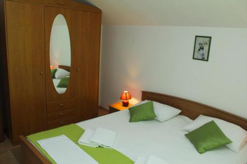  Apartments Dalmatino in Sveti Filip i Jakov
