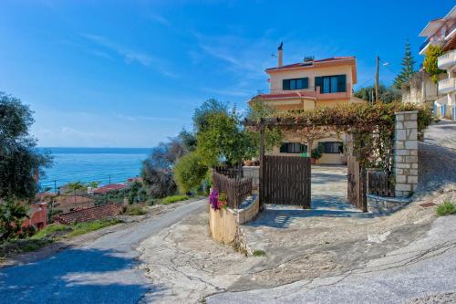 Entrada, Villa Giovanni in Paralia (Fanari)
