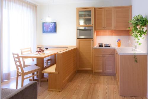 2 bedrooms, 3 beds