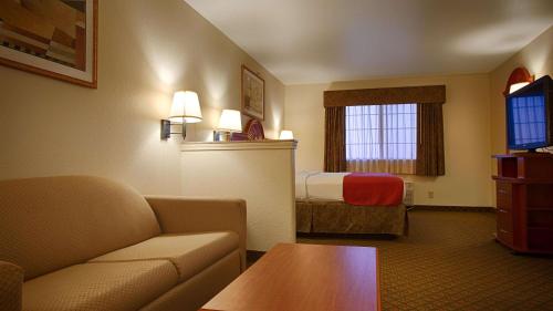 Best Western Inn & Suites - Henrietta in Henrietta, USA